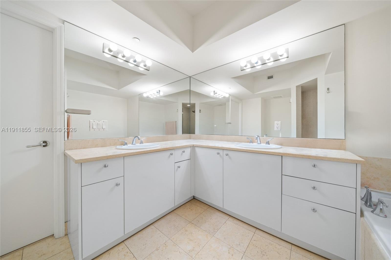 19900 E Country Club Dr #816, Aventura FL 33180