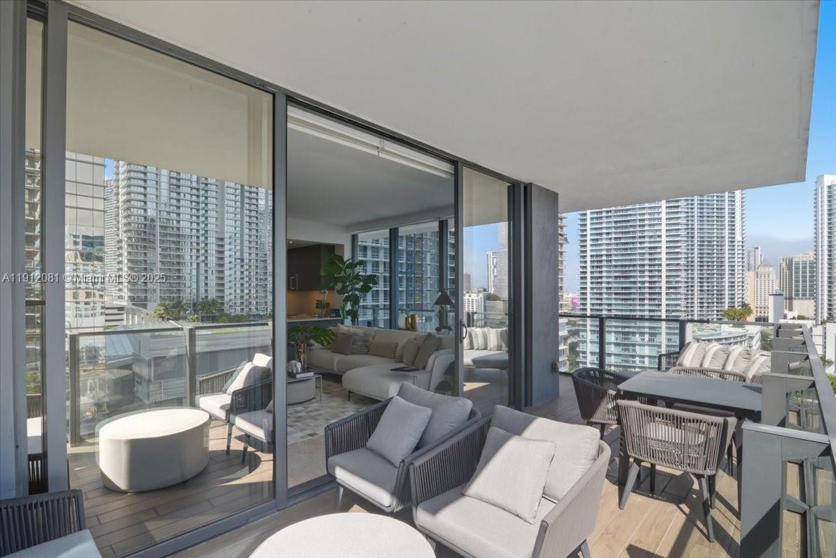 88 SW 7th St #1111, Miami FL 33130