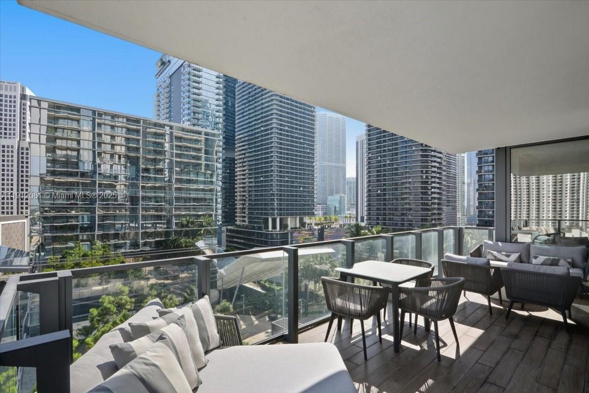 88 SW 7th St #1111, Miami FL 33130