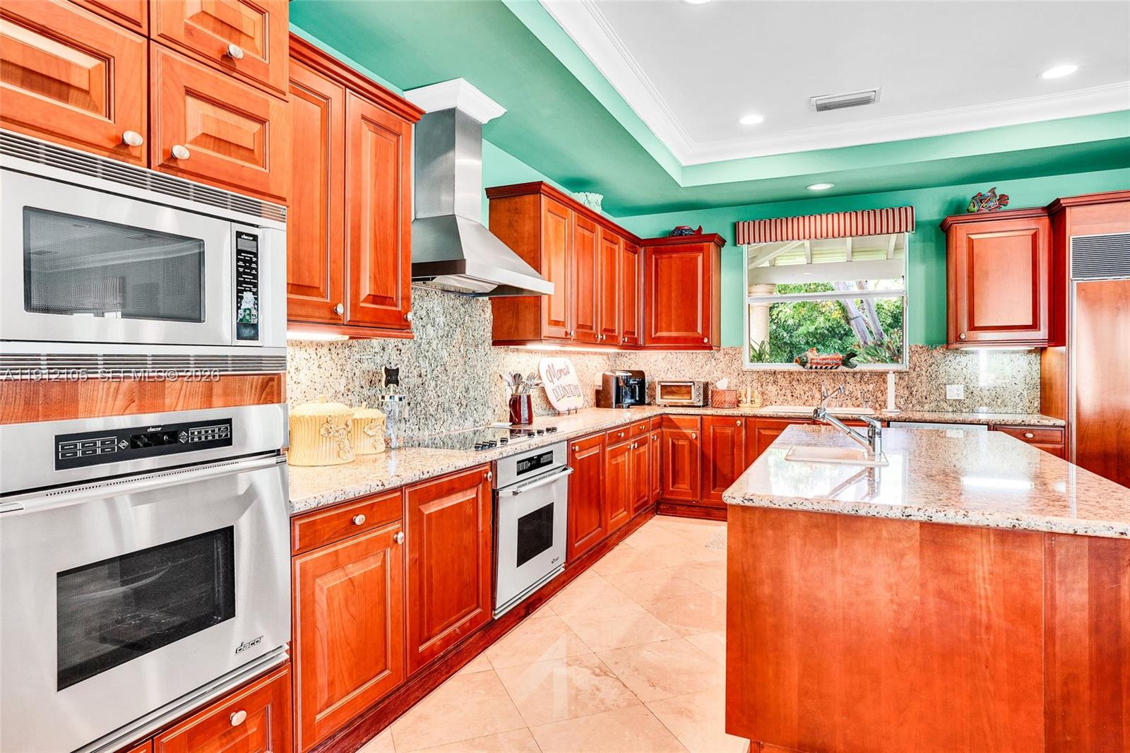 550 Harbor Dr, Key Biscayne FL 33149