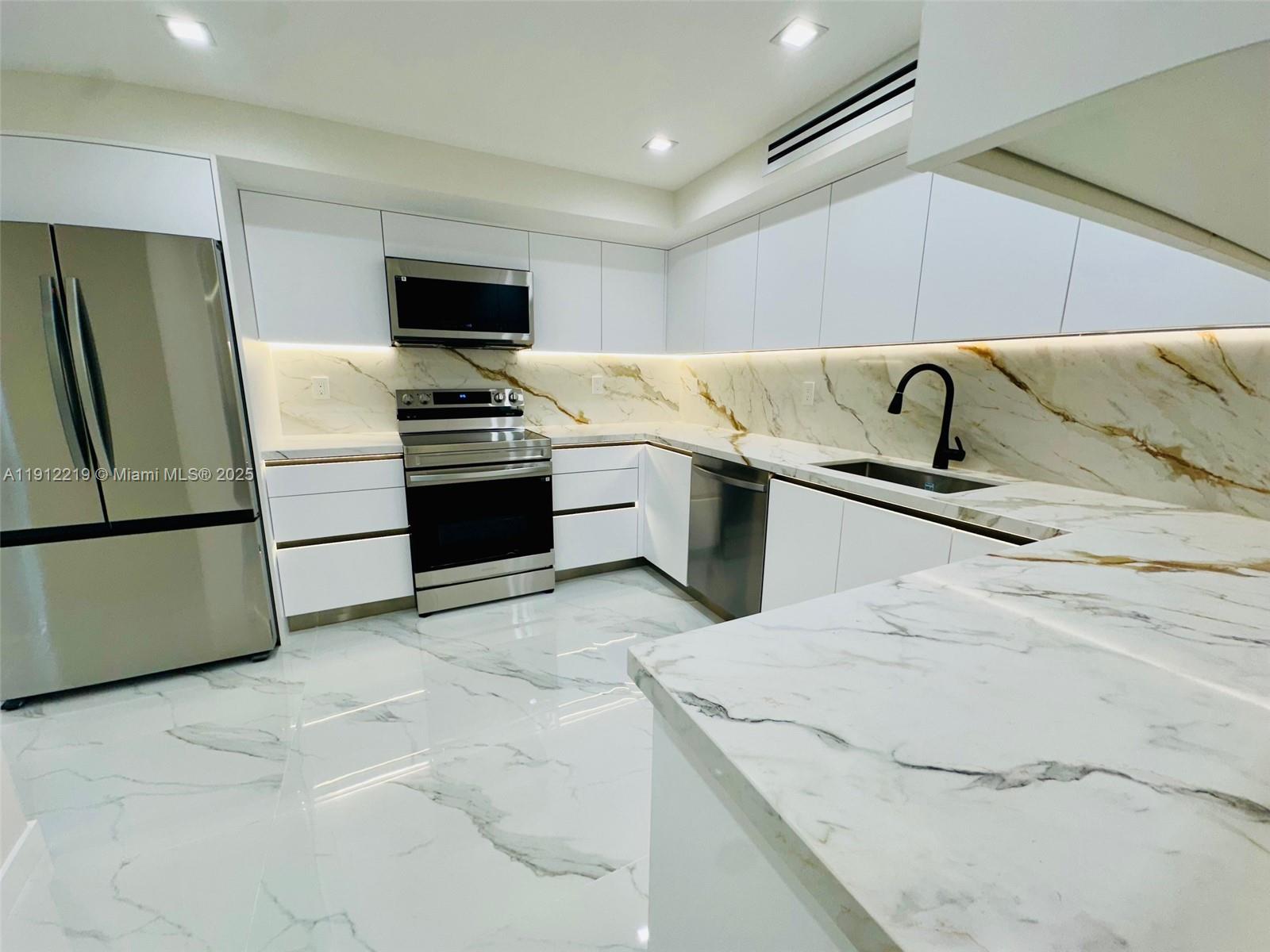 3500 Mystic Pointe Dr #1107, Aventura FL 33180