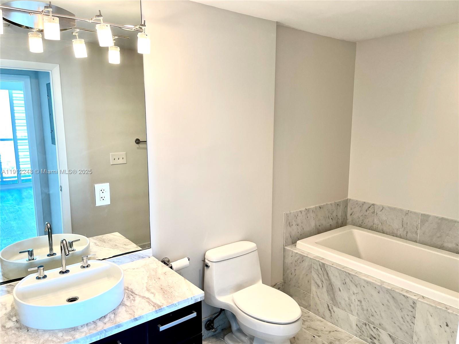 244 Biscayne Blvd #3404, Miami FL 33132