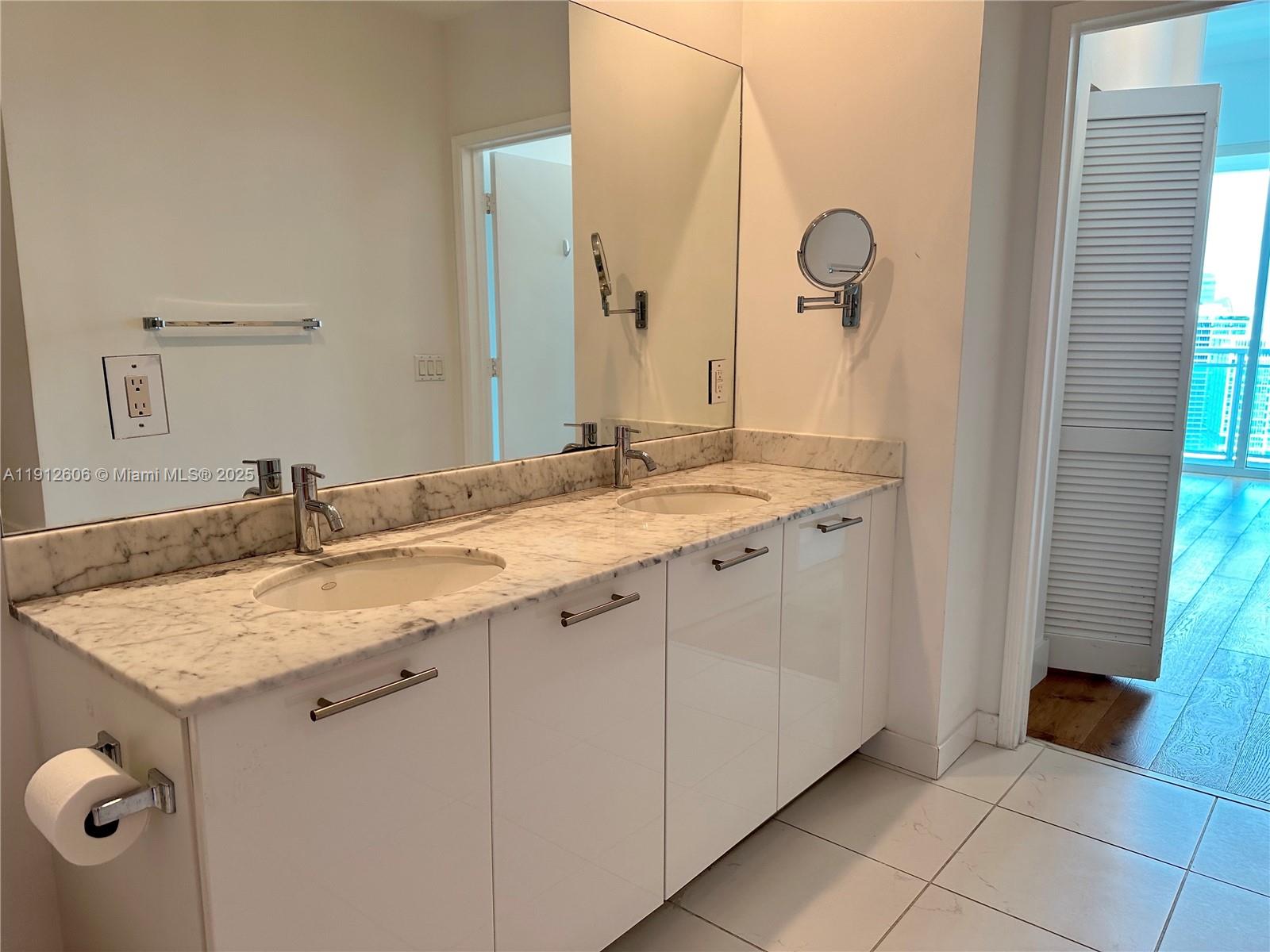 950 Brickell Bay Dr #5404, Miami FL 33131