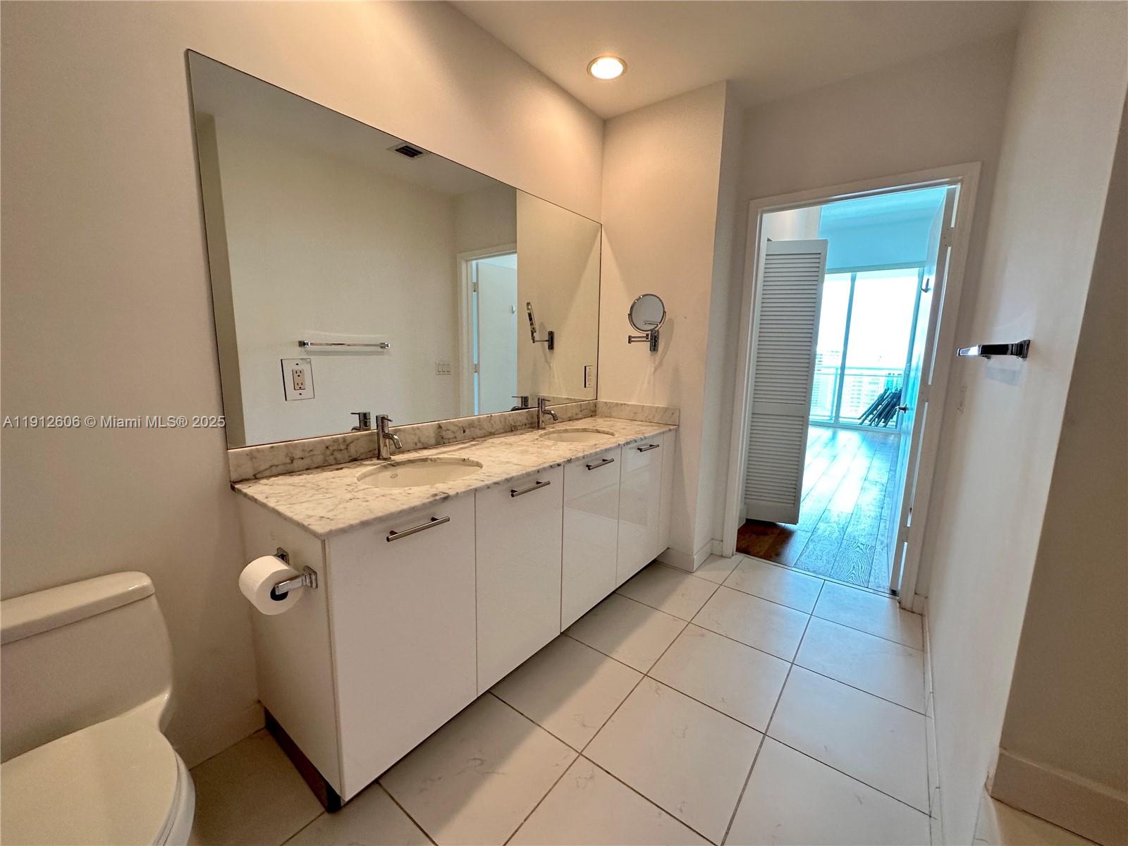 950 Brickell Bay Dr #5404, Miami FL 33131
