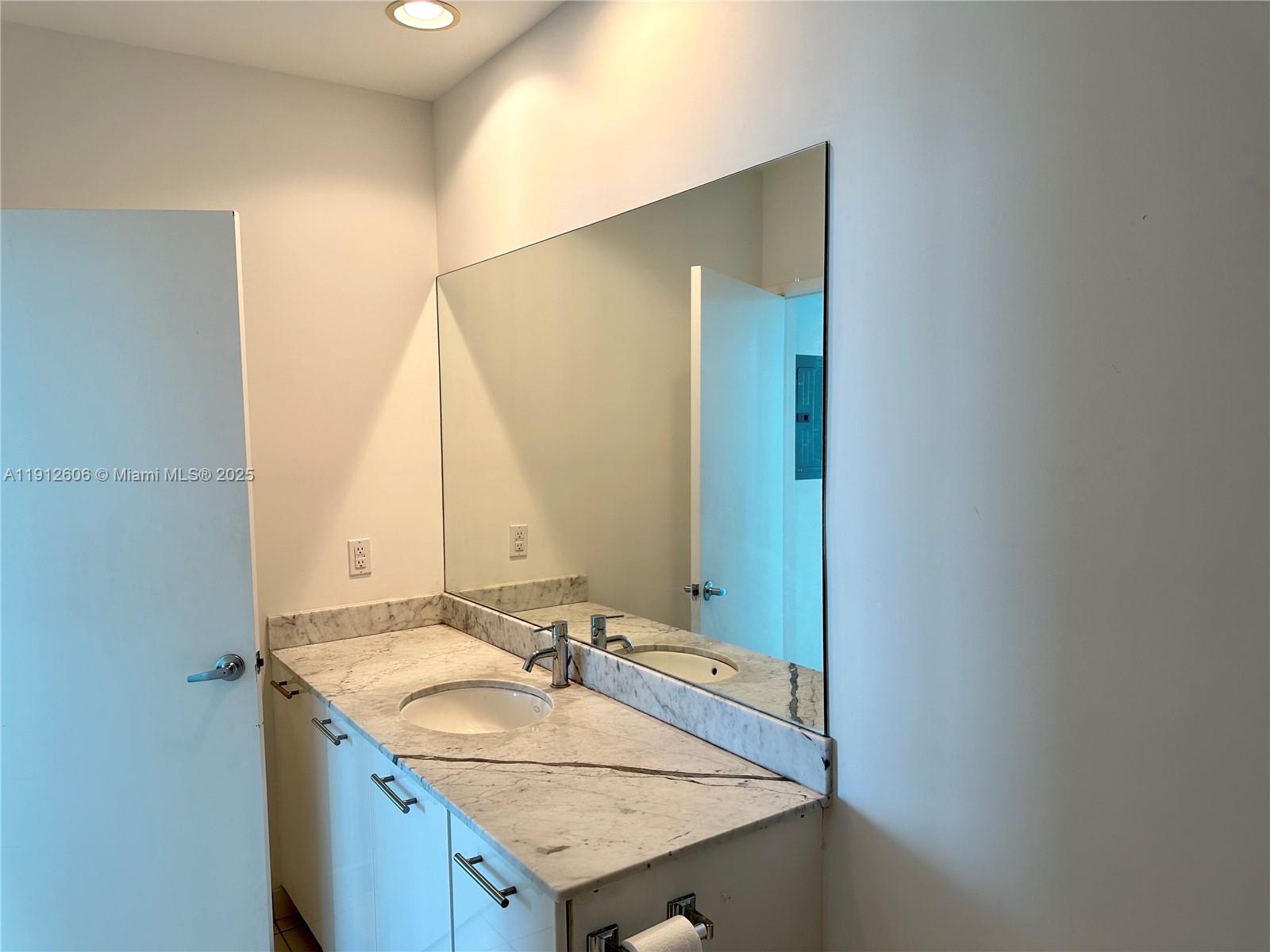950 Brickell Bay Dr #5404, Miami FL 33131