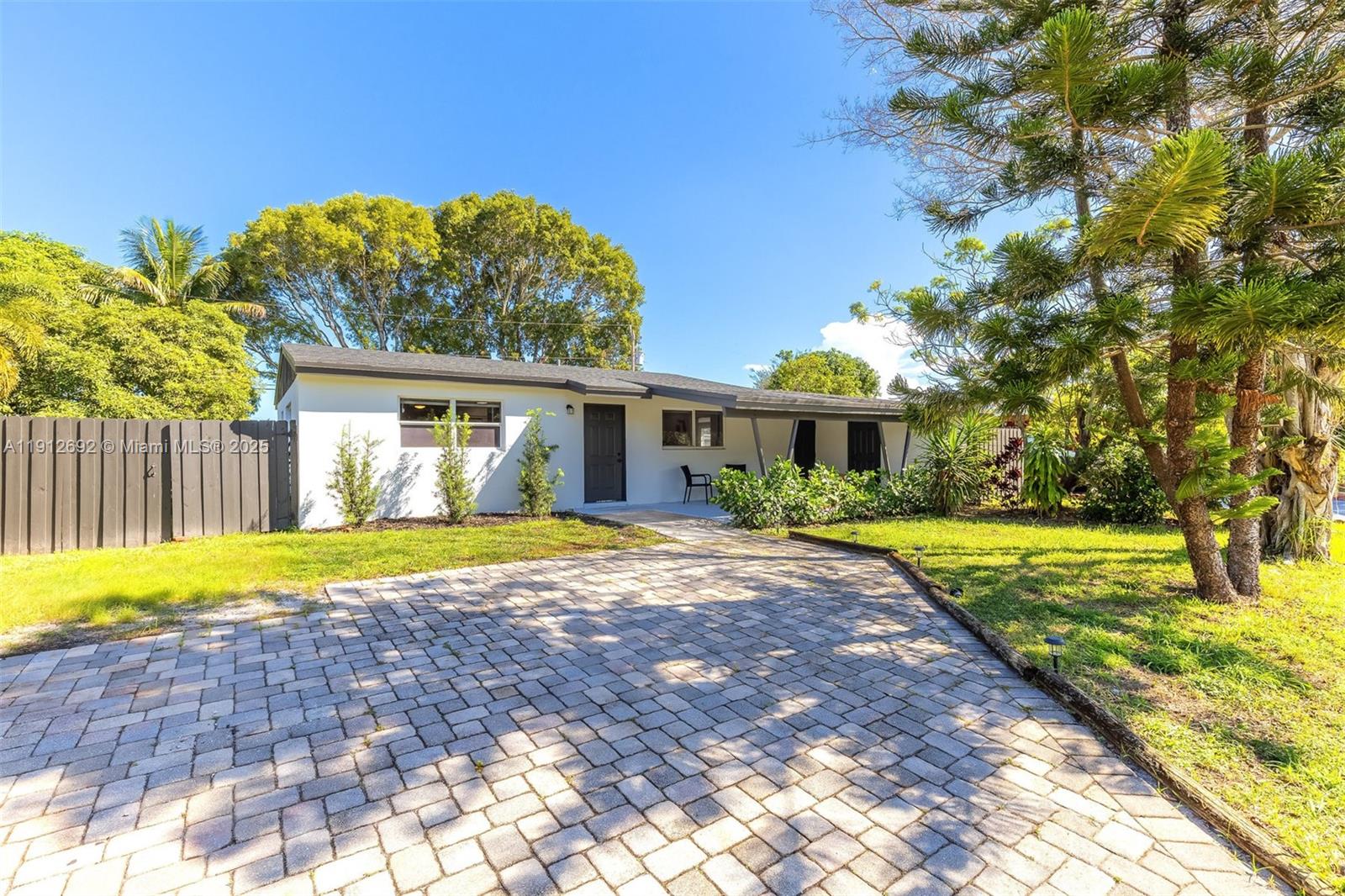 9148 Bamboo Dr, Palm Beach Gardens FL 33410