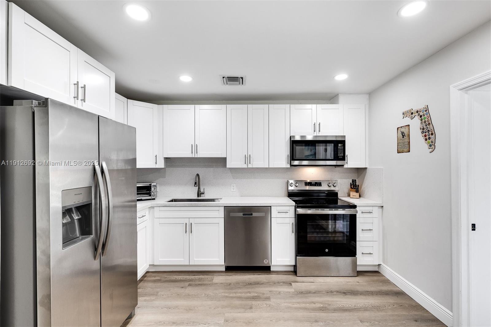 9148 Bamboo Dr, Palm Beach Gardens FL 33410