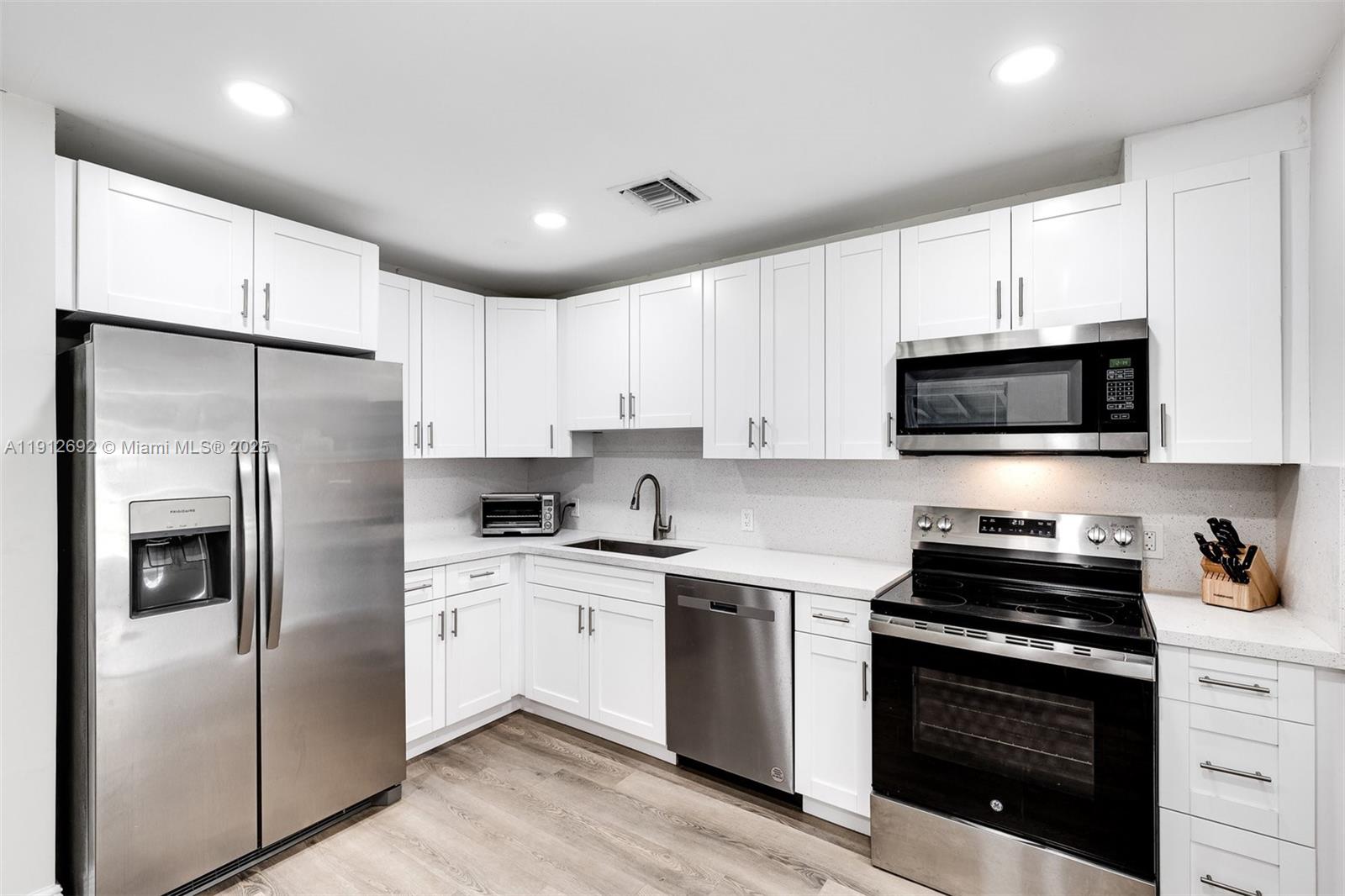 9148 Bamboo Dr, Palm Beach Gardens FL 33410