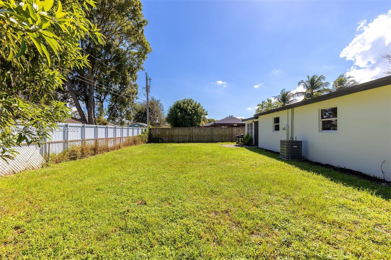 9148 Bamboo Dr, Palm Beach Gardens FL 33410