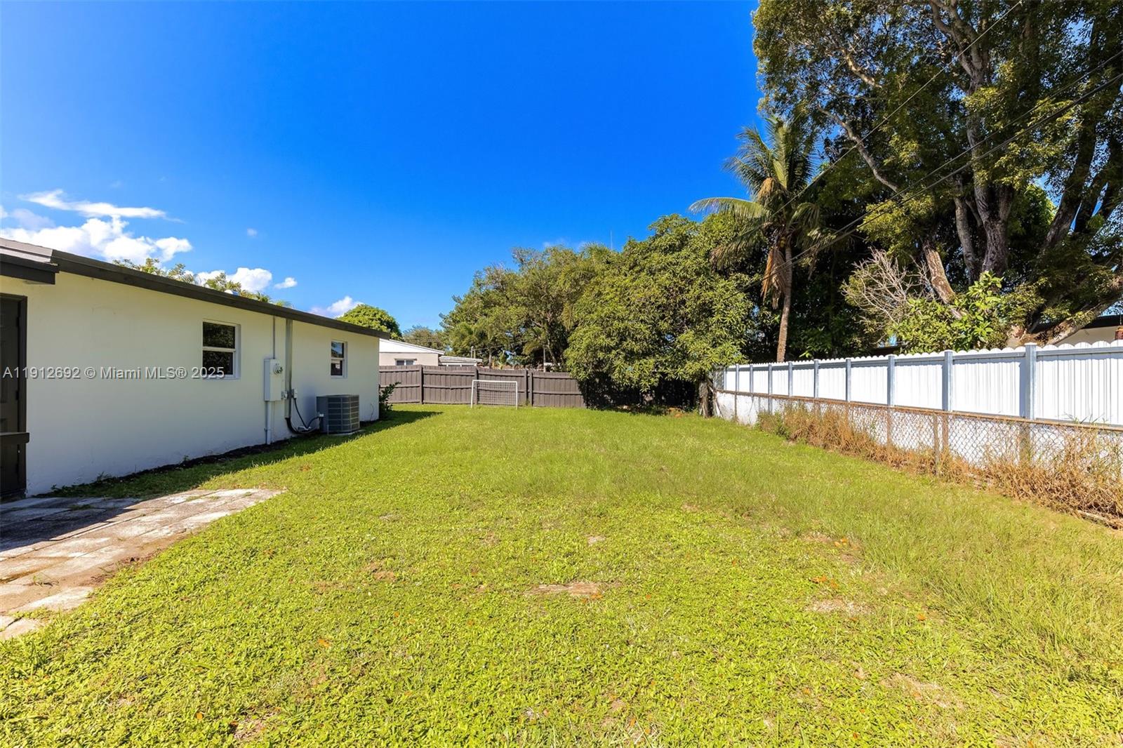 9148 Bamboo Dr, Palm Beach Gardens FL 33410