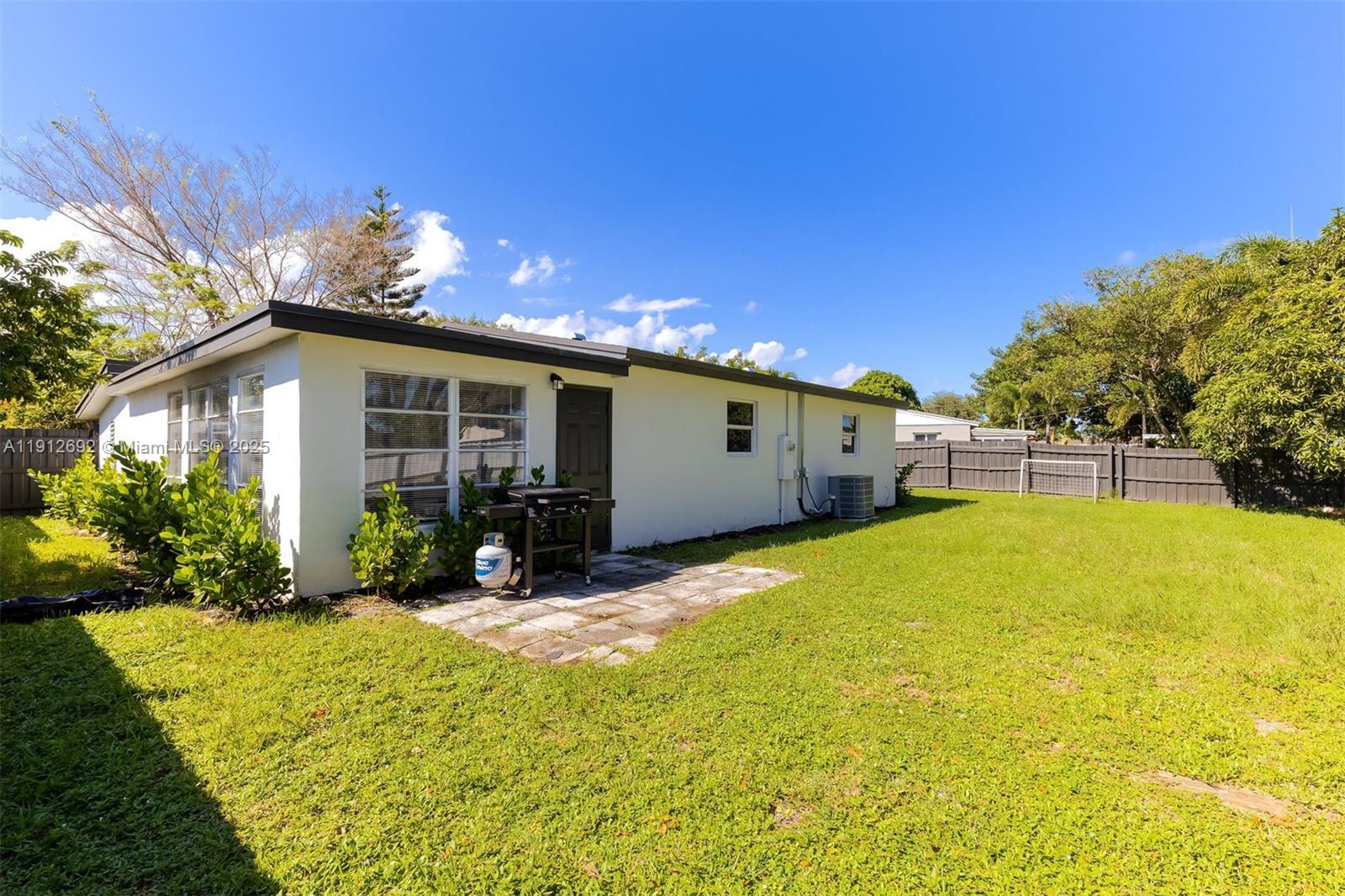 9148 Bamboo Dr, Palm Beach Gardens FL 33410