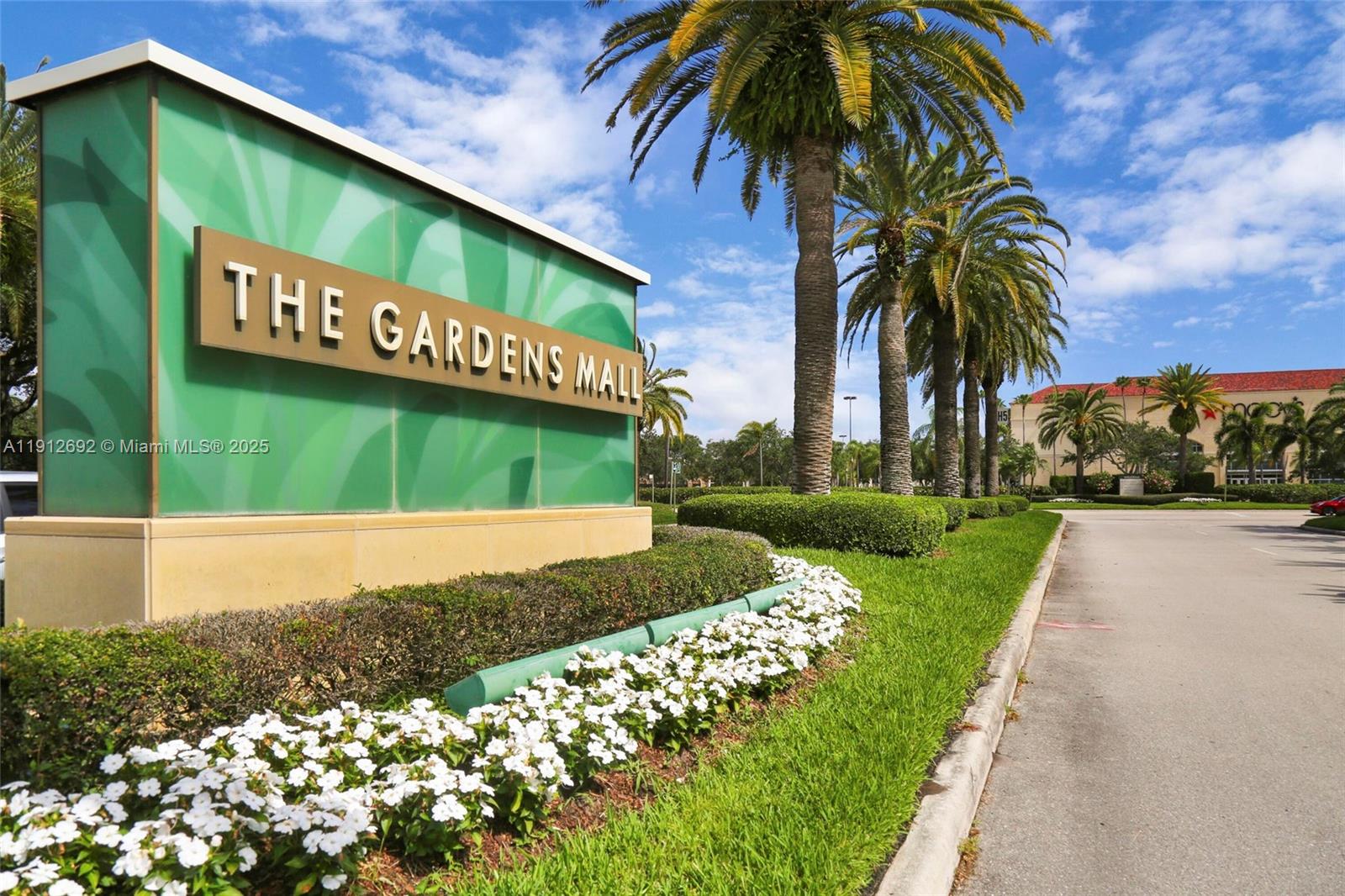 9148 Bamboo Dr, Palm Beach Gardens FL 33410