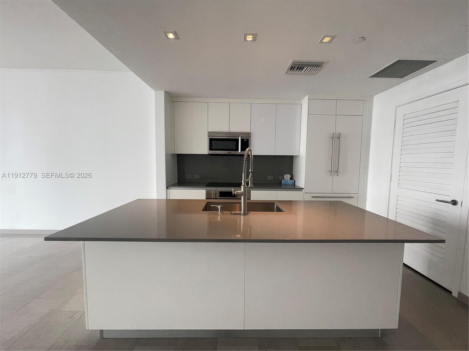 68 SE 6th St #3806, Miami FL 33131