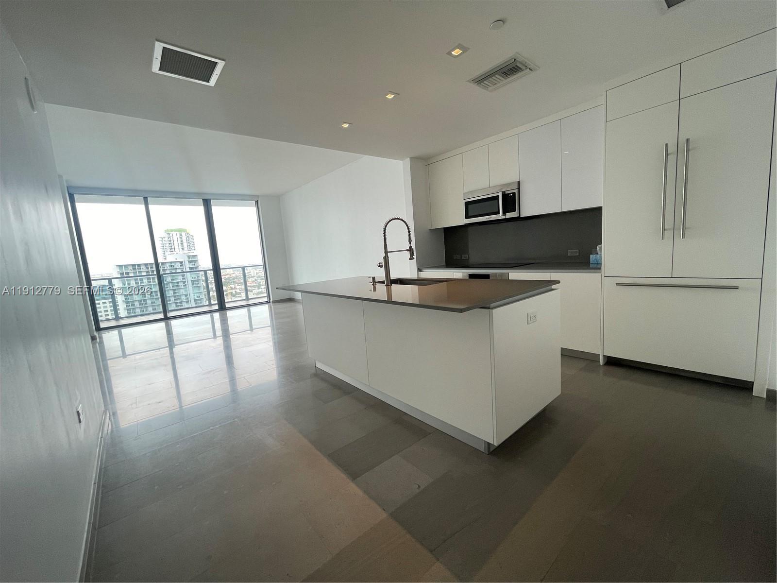 68 SE 6th St #3806, Miami FL 33131
