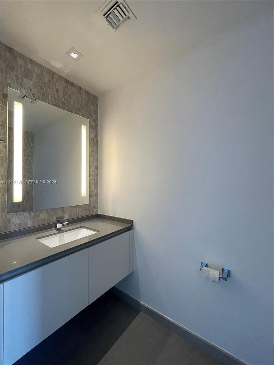 68 SE 6th St #3806, Miami FL 33131