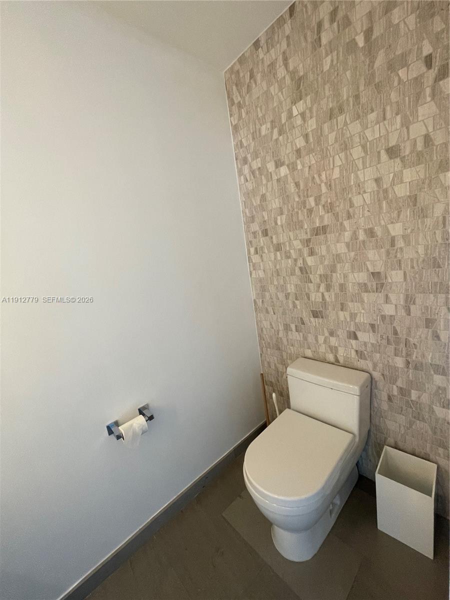 68 SE 6th St #3806, Miami FL 33131