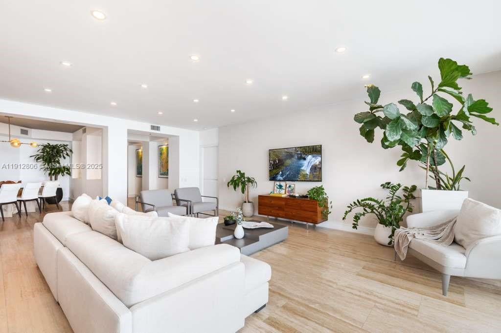 808 Brickell Key Dr #2504, Miami FL 33131