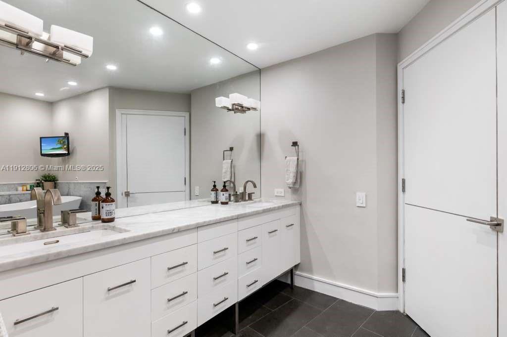 808 Brickell Key Dr #2504, Miami FL 33131