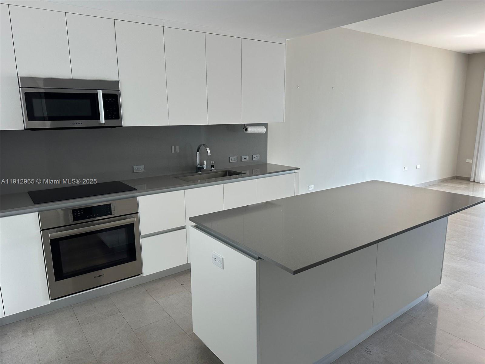 68 SE 6th St #2205, Miami FL 33131