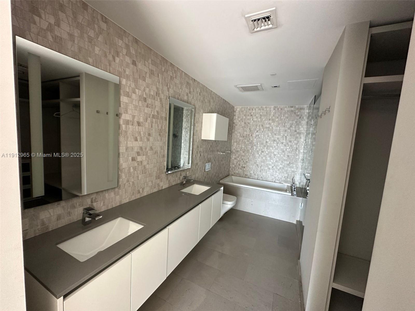 68 SE 6th St #2205, Miami FL 33131