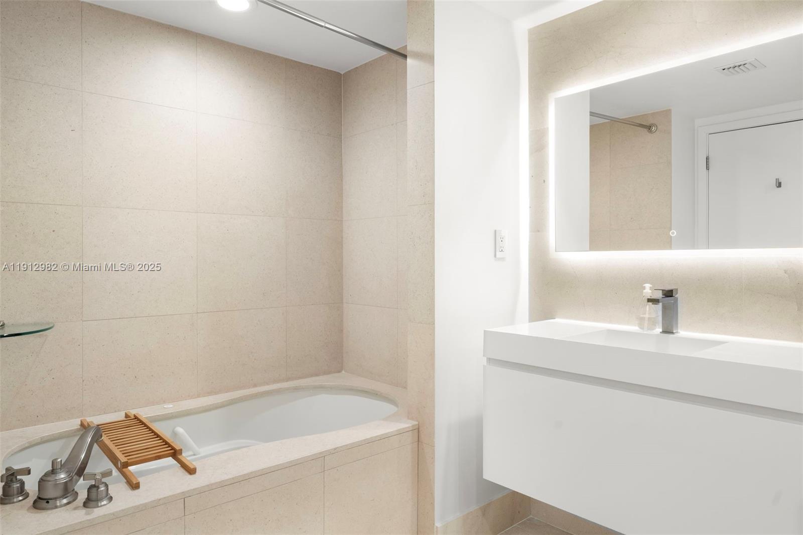6801 Collins Ave #Door 1409(1401), Miami Beach FL 33141