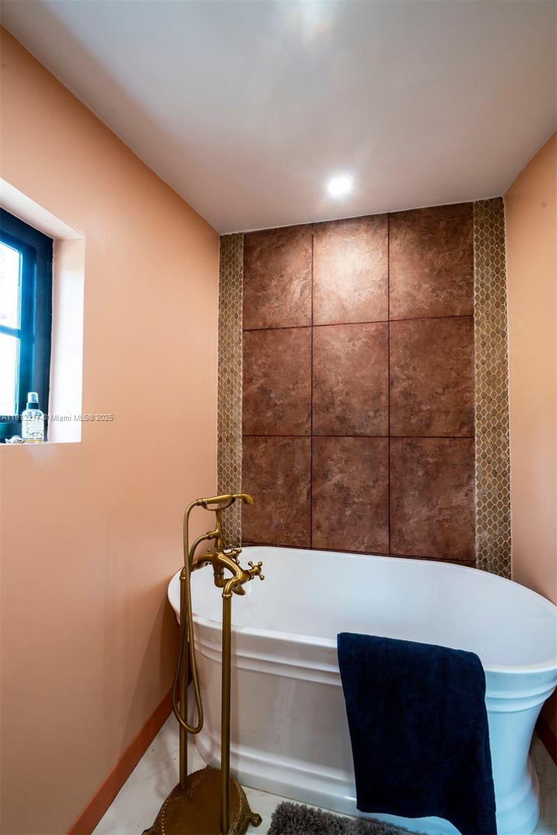 5149 Alton Rd, Miami Beach FL 33140