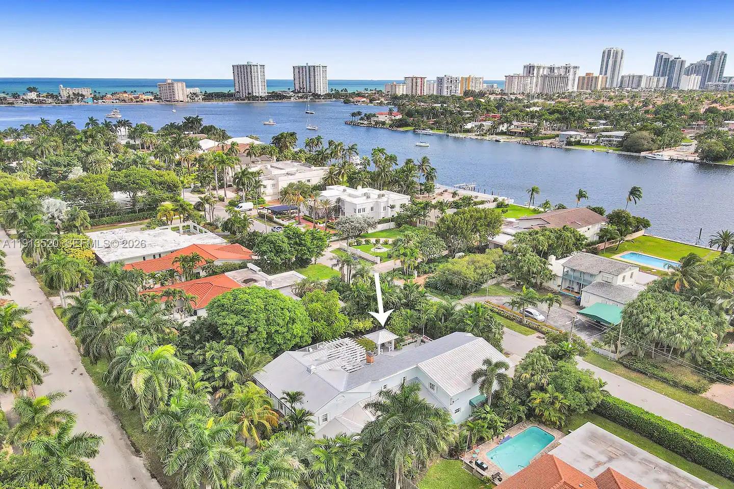1025 N Southlake Dr, Hollywood FL 33019
