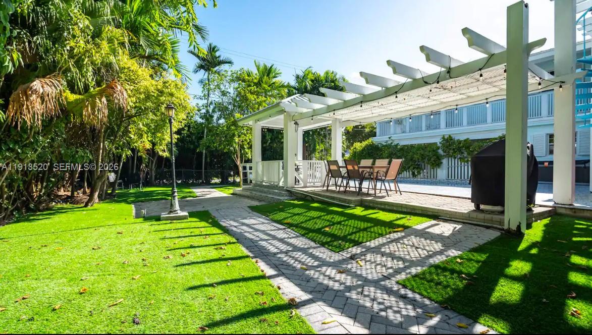 1025 N Southlake Dr, Hollywood FL 33019