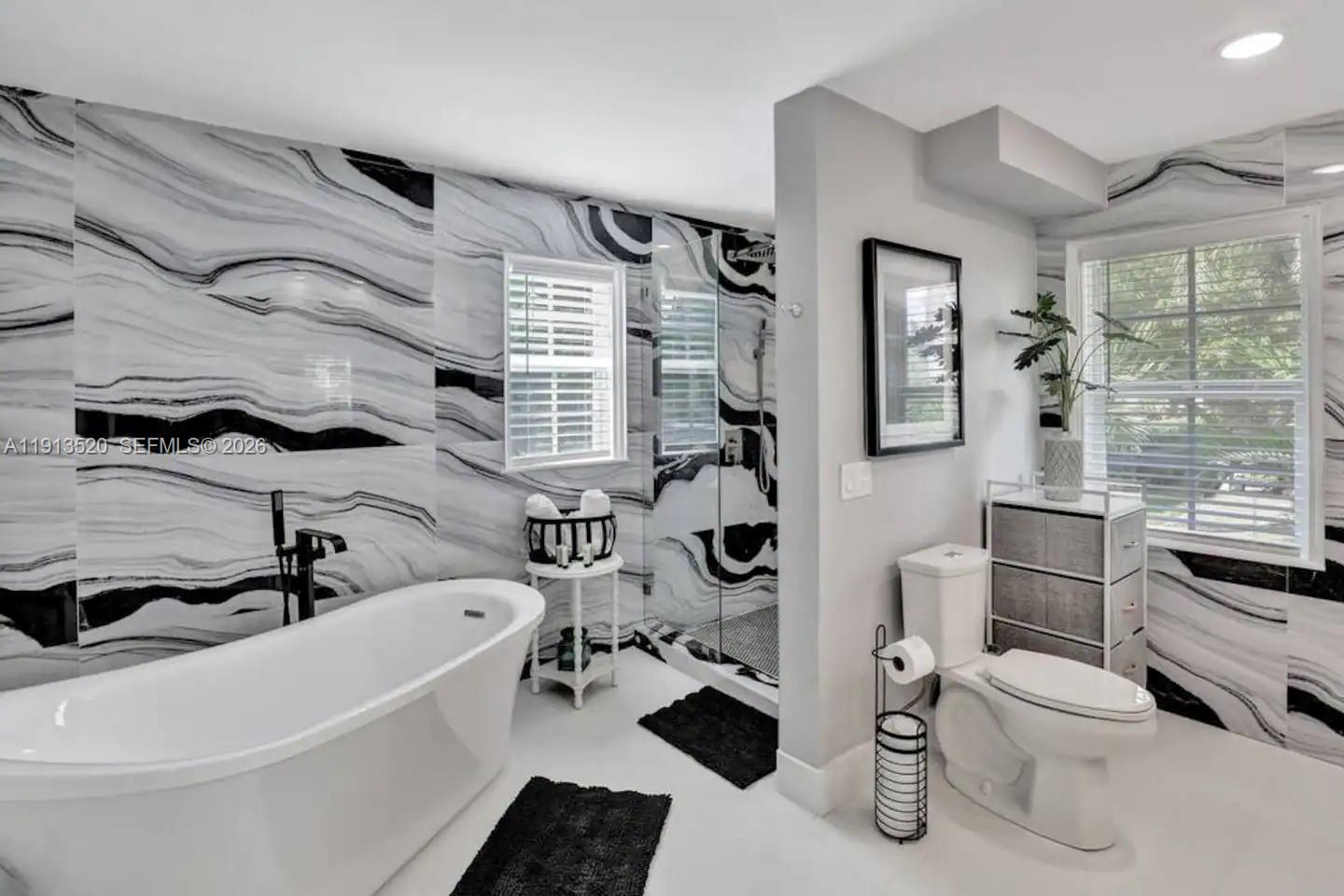 1025 N Southlake Dr, Hollywood FL 33019