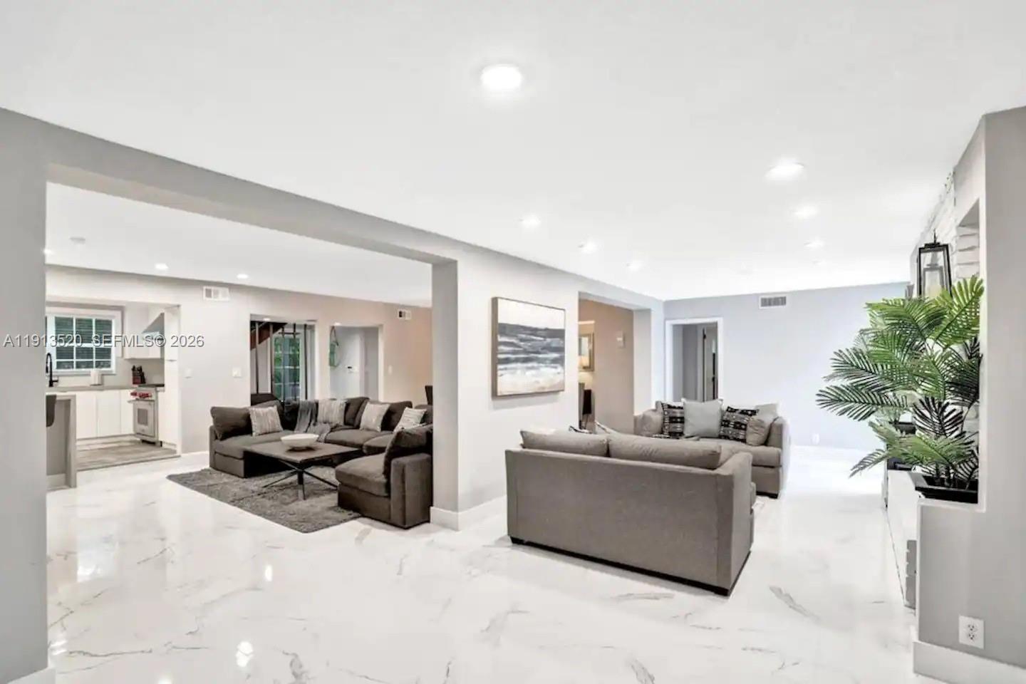 1025 N Southlake Dr, Hollywood FL 33019
