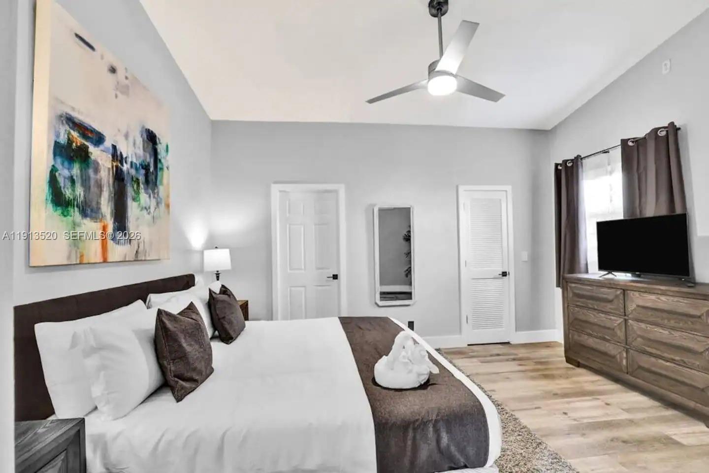 1025 N Southlake Dr, Hollywood FL 33019