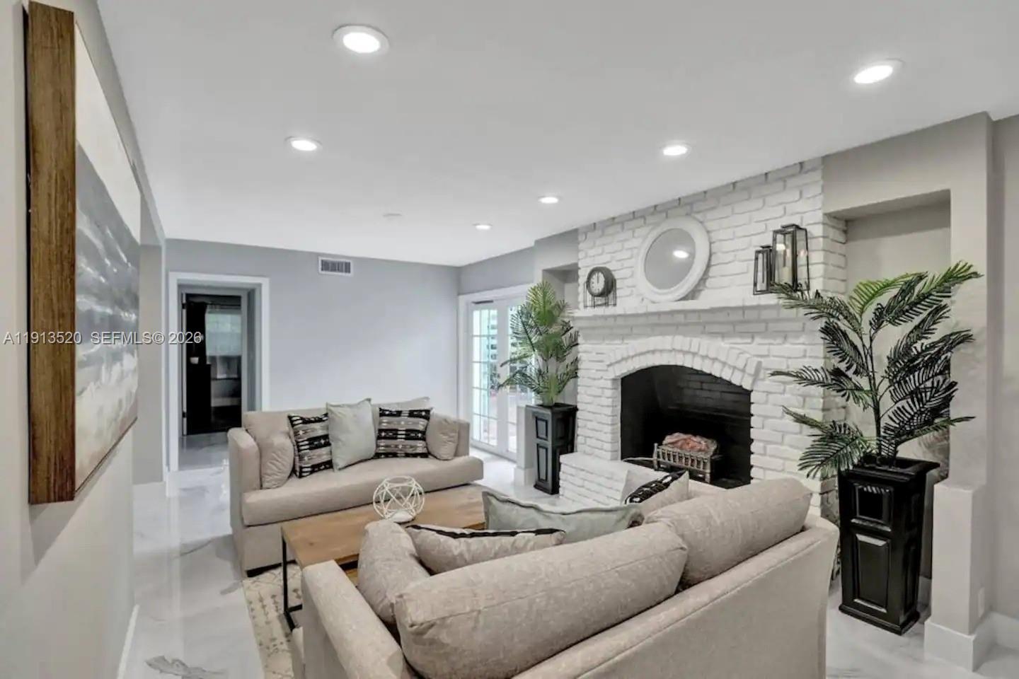 1025 N Southlake Dr, Hollywood FL 33019