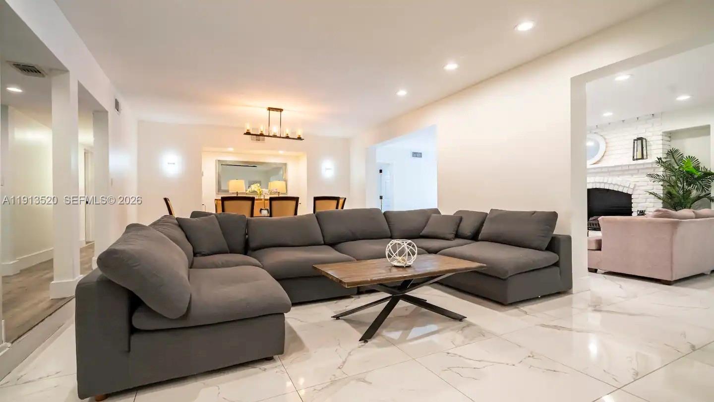 1025 N Southlake Dr, Hollywood FL 33019