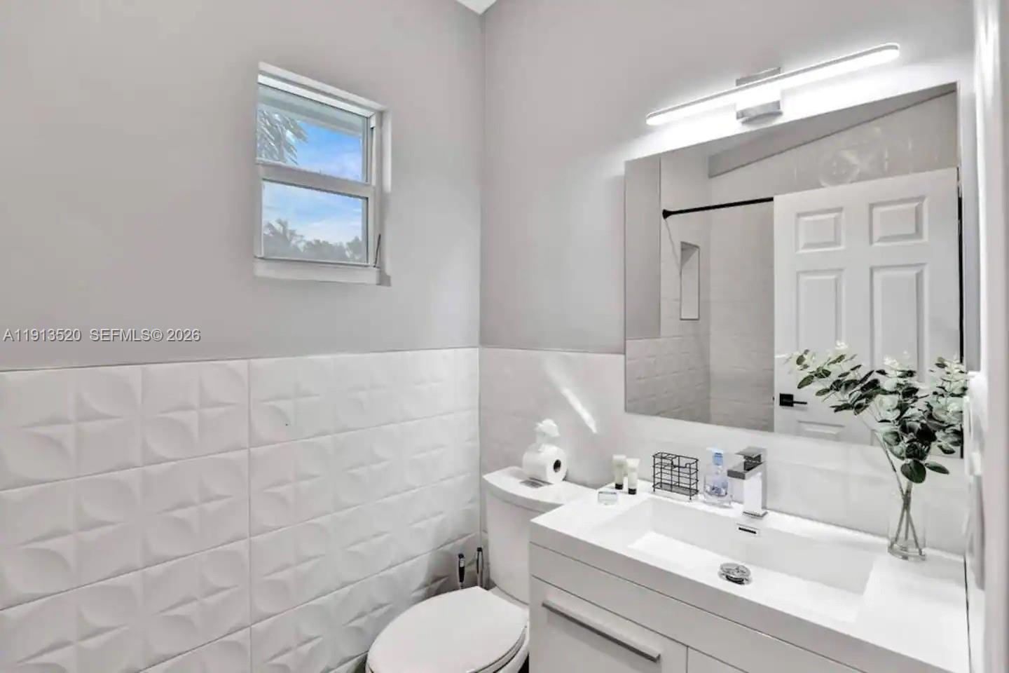 1025 N Southlake Dr, Hollywood FL 33019