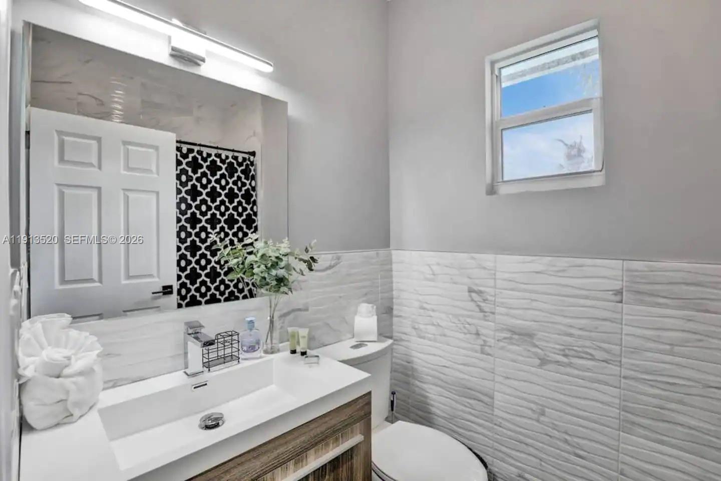 1025 N Southlake Dr, Hollywood FL 33019