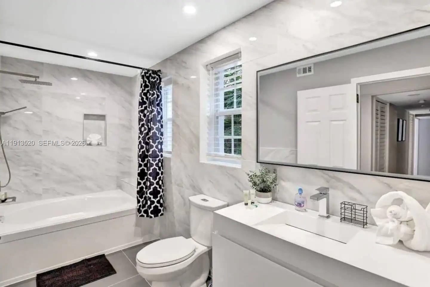 1025 N Southlake Dr, Hollywood FL 33019