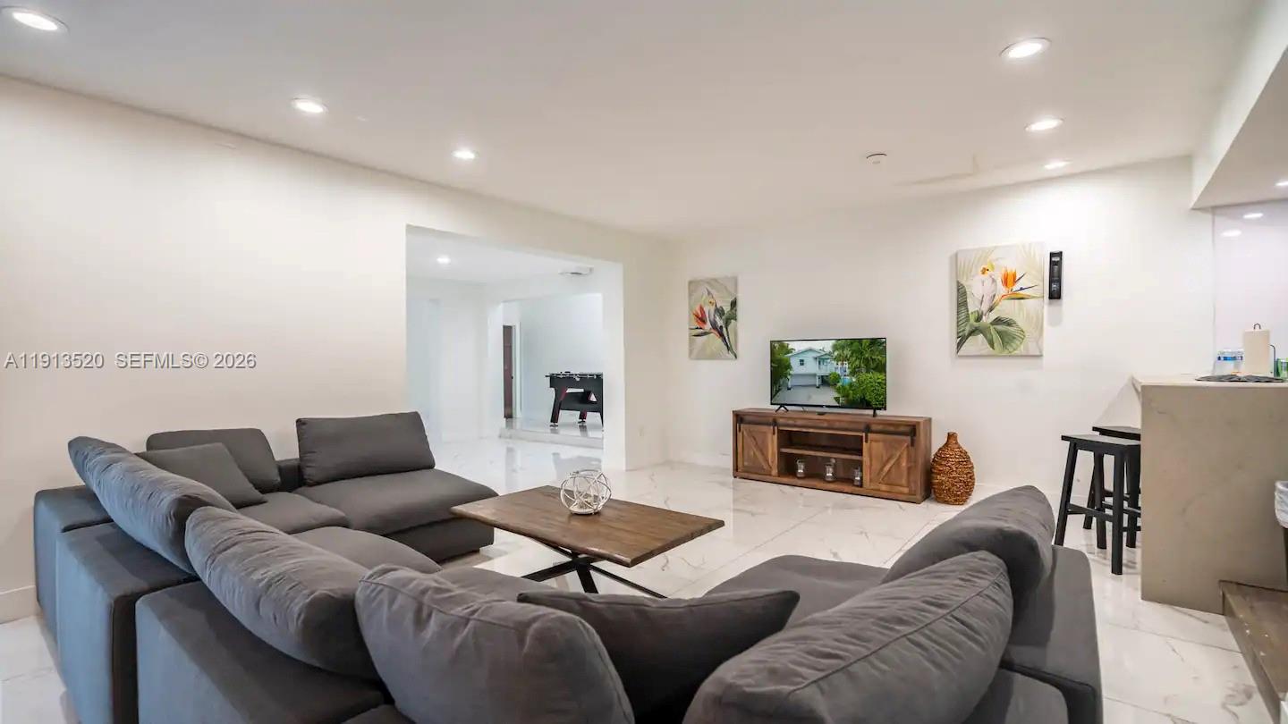 1025 N Southlake Dr, Hollywood FL 33019
