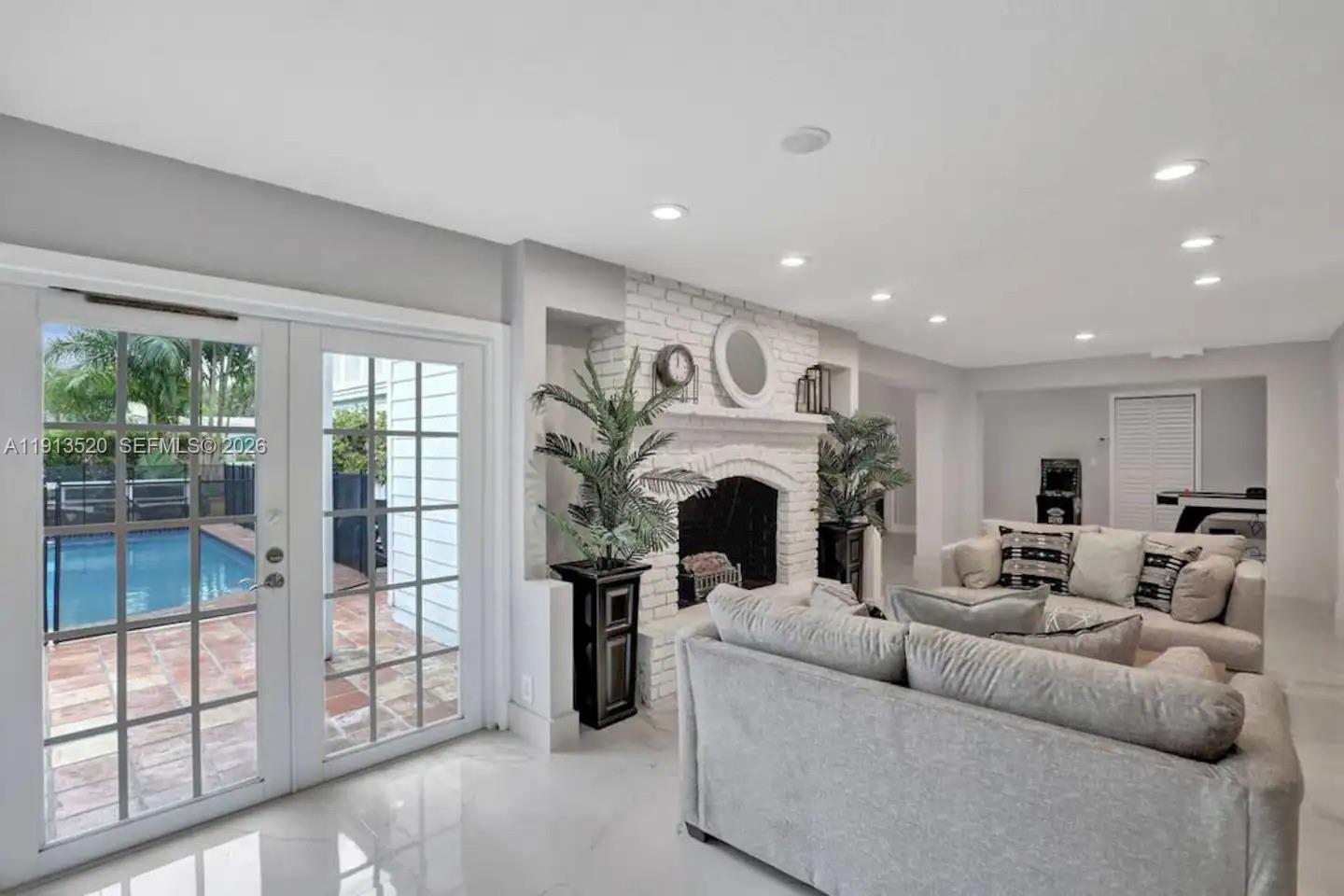 1025 N Southlake Dr, Hollywood FL 33019