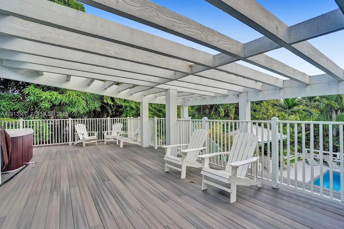 1025 N Southlake Dr, Hollywood FL 33019
