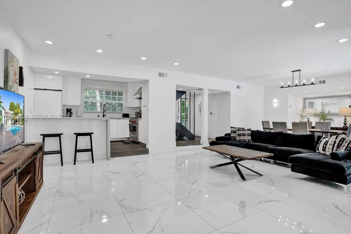 1025 N Southlake Dr, Hollywood FL 33019