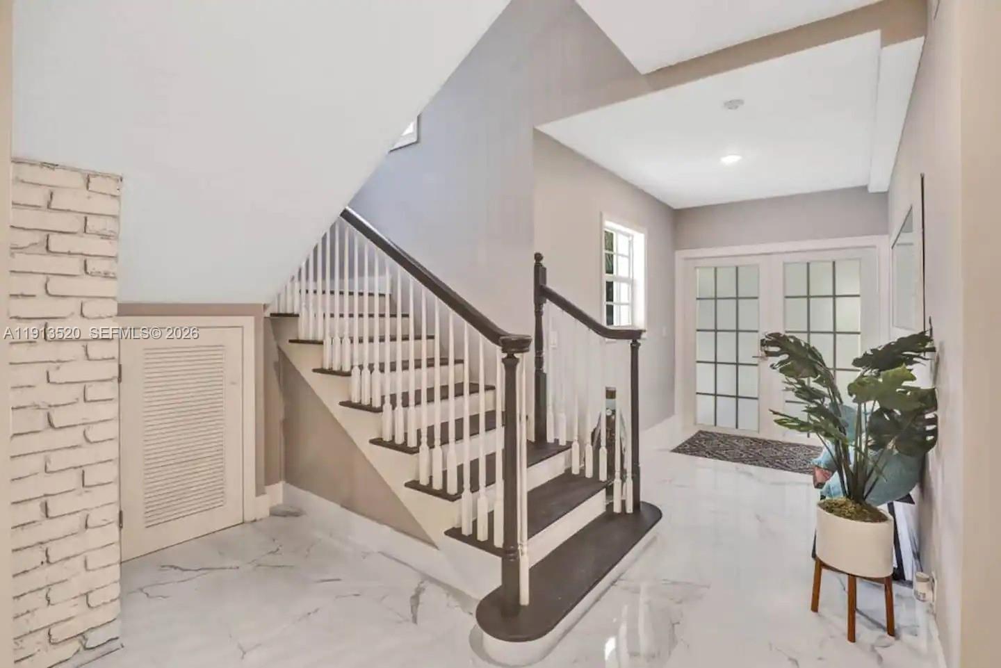1025 N Southlake Dr, Hollywood FL 33019