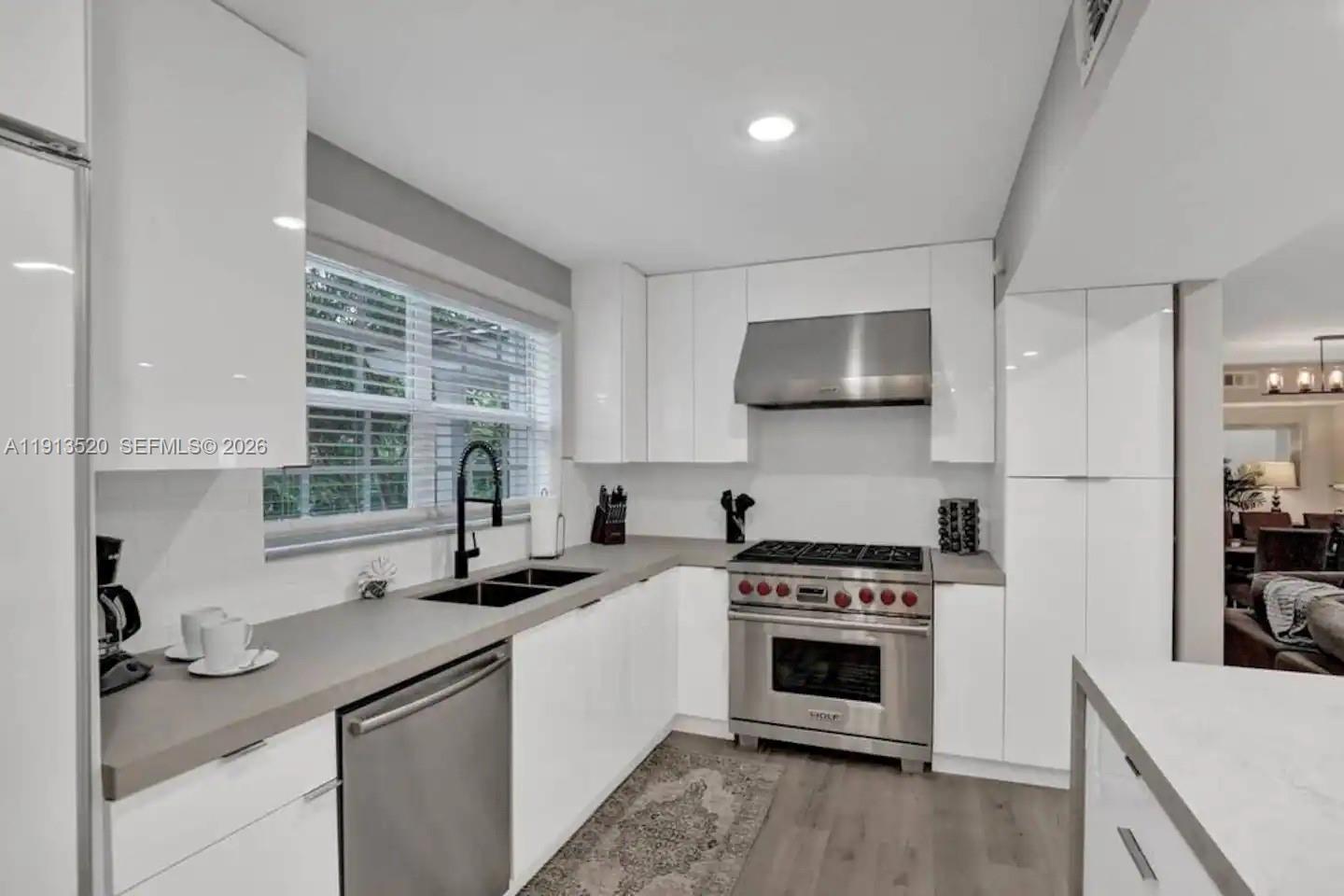 1025 N Southlake Dr, Hollywood FL 33019