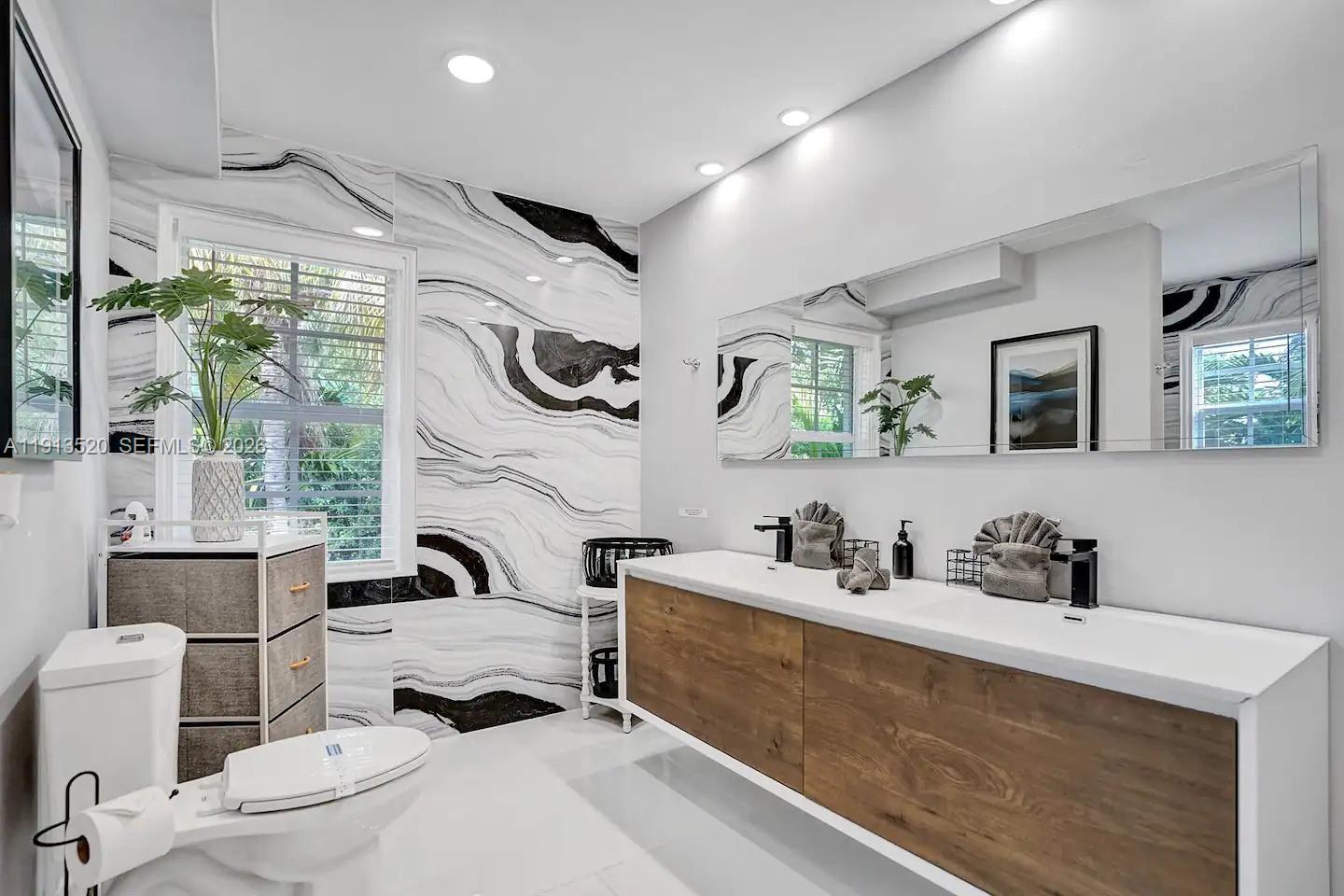 1025 N Southlake Dr, Hollywood FL 33019
