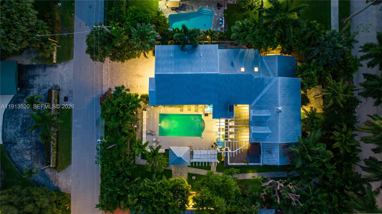1025 N Southlake Dr, Hollywood FL 33019