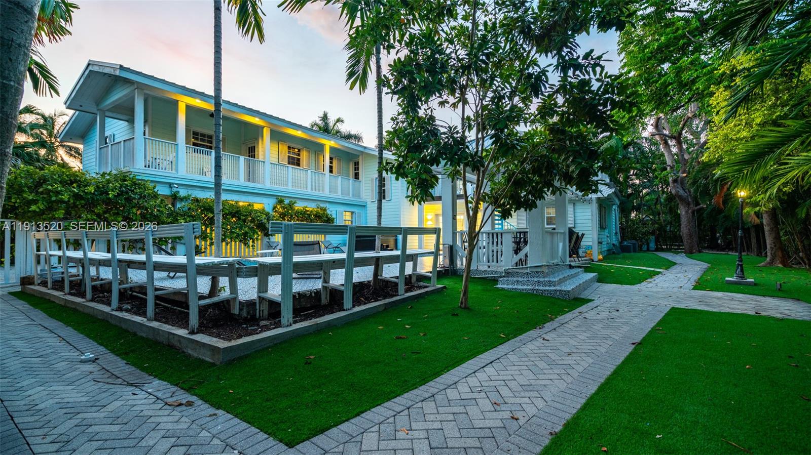 1025 N Southlake Dr, Hollywood FL 33019