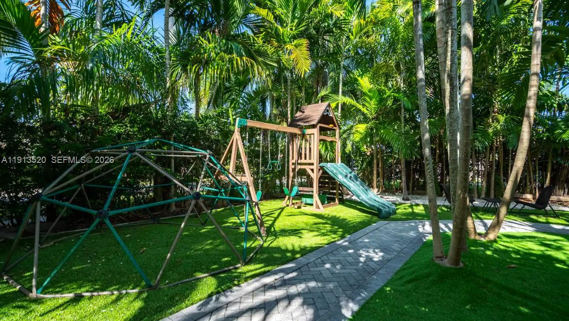 1025 N Southlake Dr, Hollywood FL 33019