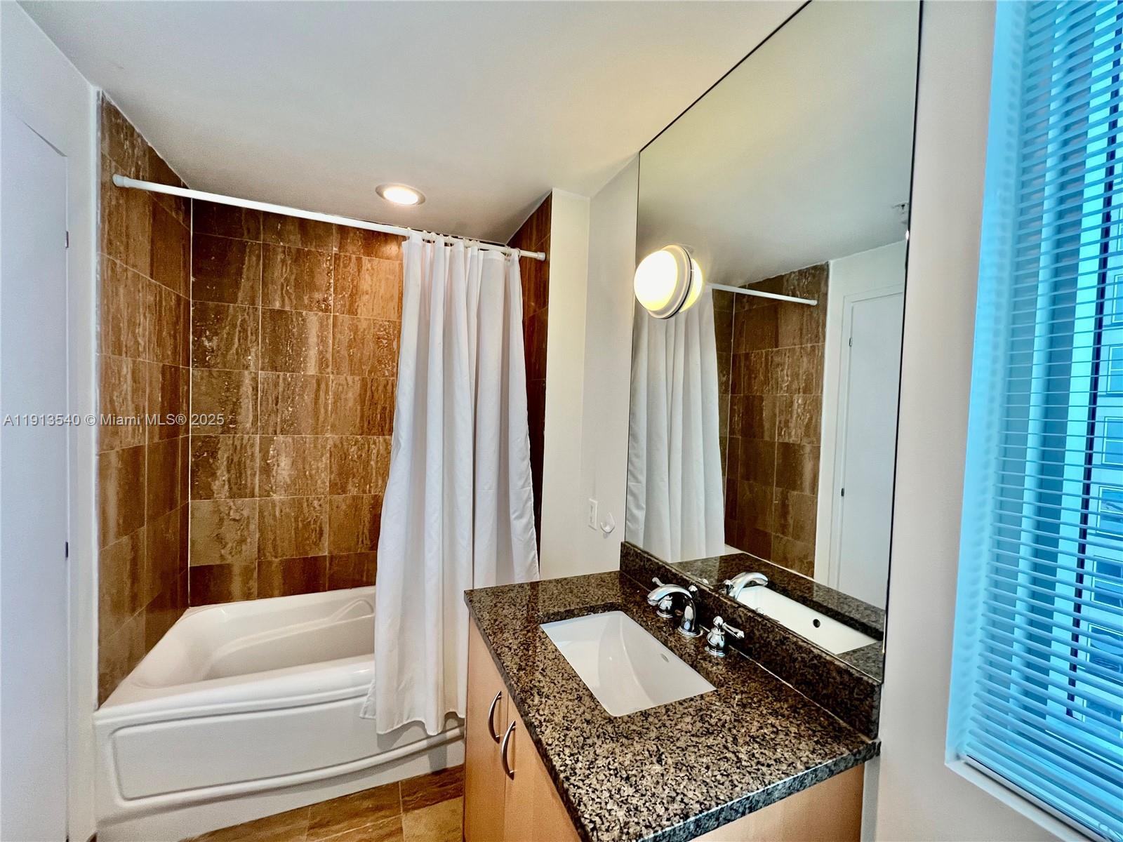 300 S Biscayne Blvd #1511, Miami FL 33131