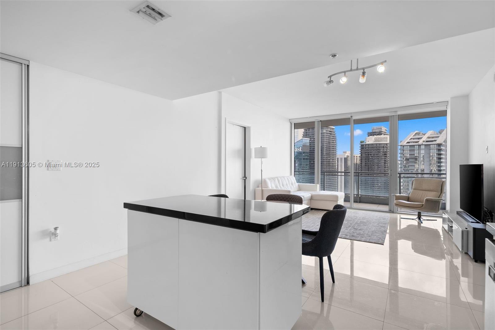 92 SW 3rd St #4403, Miami FL 33130