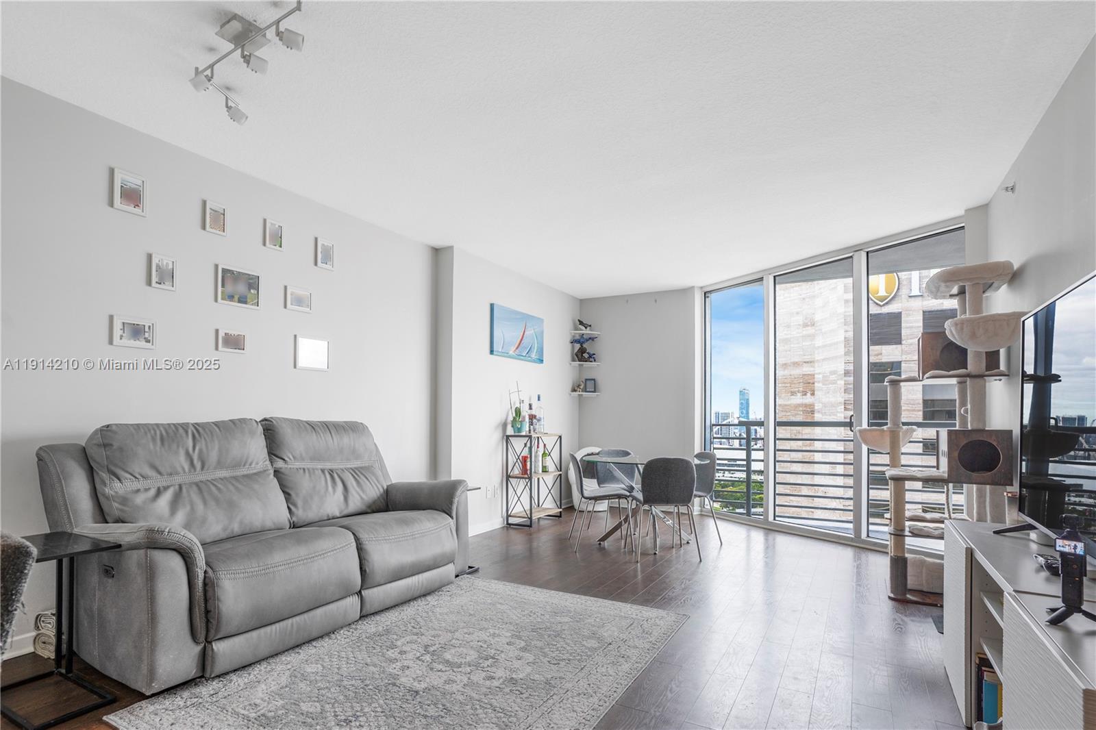 335 S Biscayne Blvd #3402, Miami FL 33131