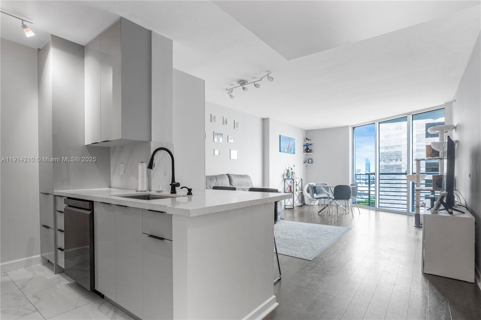 335 S Biscayne Blvd #3402, Miami FL 33131